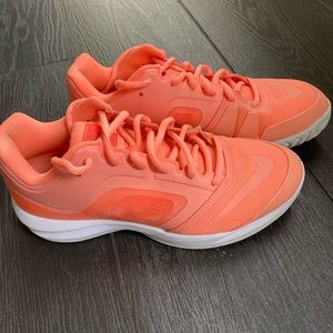 Women’s Nike tennis shoes 6.5